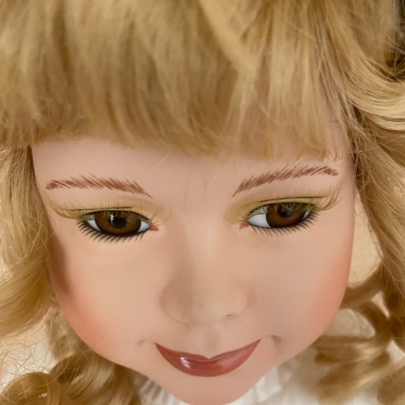 Vintage SHOW-STOPPERS Collectible Porcelain Doll Dawn - Picture 4 of 16